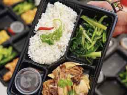Bữa trưa nhanh gọn, nóng hổi cùng hộp nhựa đựng cơm 4 ngăn RVC. 