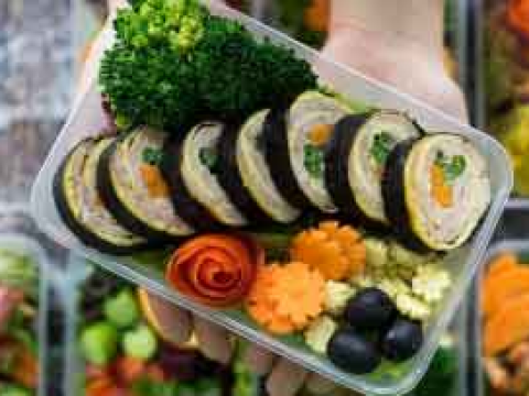 Hộp nhựa chữ nhật trong suốt đựng cơm an toàn, tiện lợi.