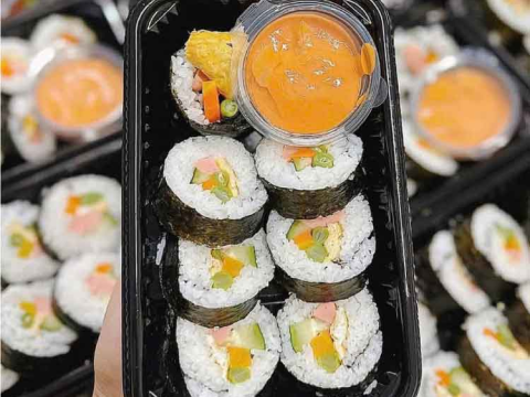 Khay nhựa đen đựng thực phẩm nâng tầm thương hiệu doanh nghiệp