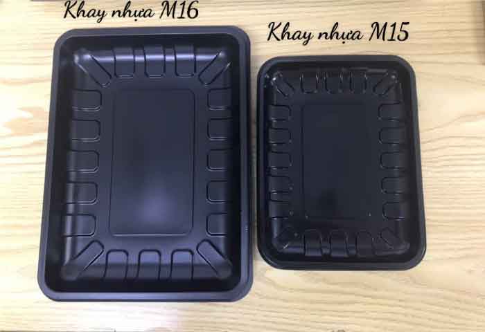 Khay nhựa đen đựng thức ăn