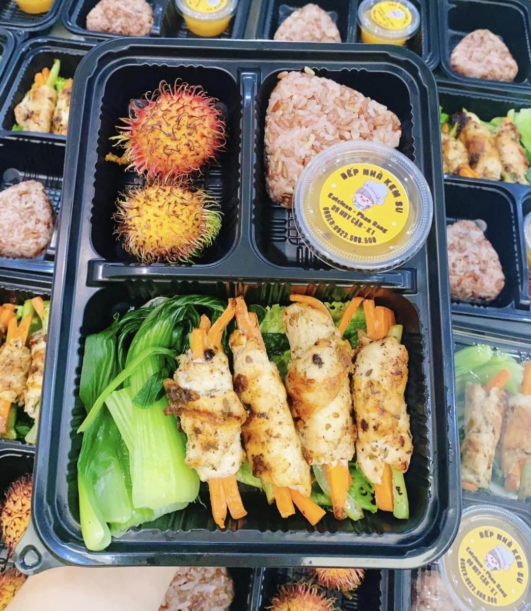 Hộp nhựa đế đen nắp trong đựng cơm