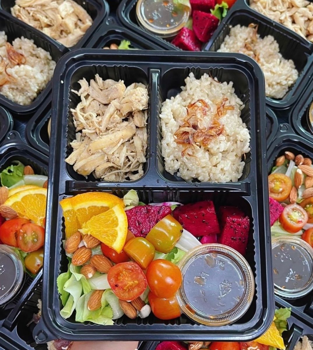 Hộp nhựa đen đựng cơm